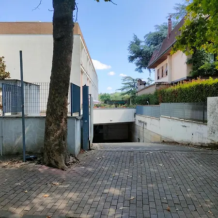 Con Posto Auto Riservato