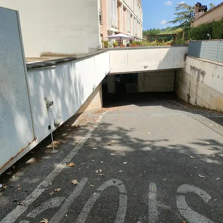 Con Posto Auto Riservato Сутри